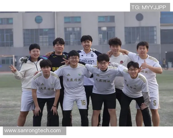 球星训练时刻：展现足球技巧与力量的瞬间，激励每一位热爱足球的梦想者