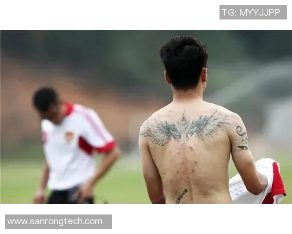 手臂纹身国足球星女展现独特魅力 成为场上场下的焦点人物